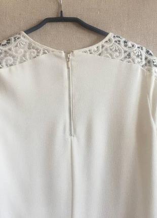 Белое минималистичное платье с кружевом4 фото