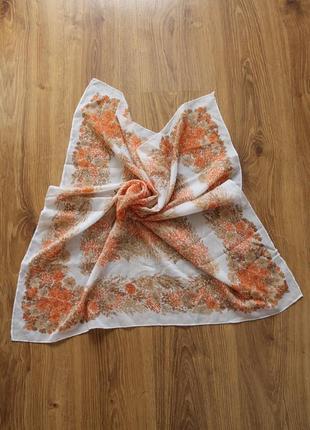 Яркий приятный шелковый платок средних размеров дизайнер monique valery