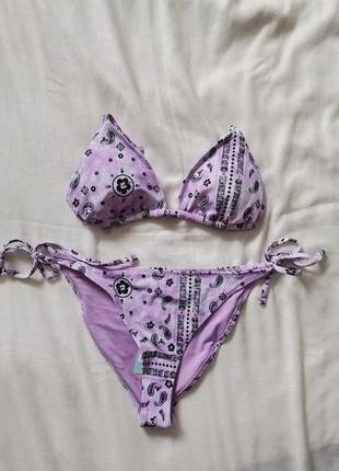 Яскравий купальник на літо