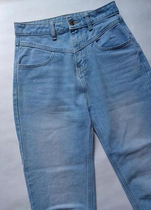 Женские голубые джинсы мом с высокой посадкой moodo