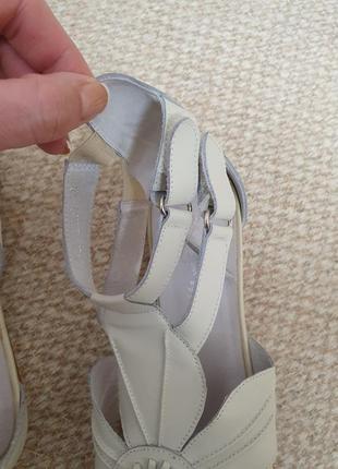 Нові білі сандалі 40 розмір (устілка 25.5 см)6 фото