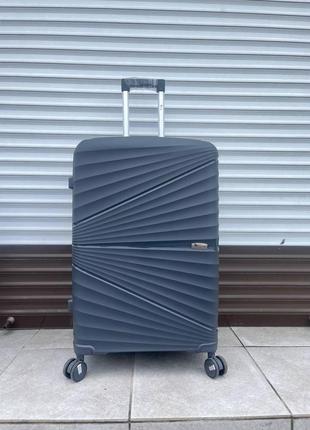 Большой дорожный чемодан из полипропилена