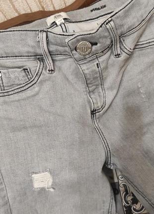 Серые джинсы скини 4