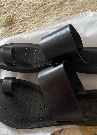 Шлёпанцы кожаные