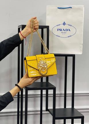 Сумка женская желтая в стиле prada  𝗟𝗜𝗢𝗡 𝗛𝗘𝗔𝗗 на цепочке прада лев клатч кросс-боди