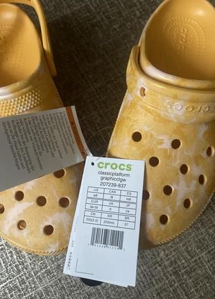 Women's crocs classic platform tgraphic 207239 clog1 фото