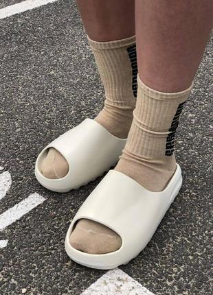 Новые шлепанцы yeezy slide белые бежевые легкие массивные на платформе