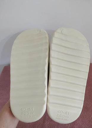 Новые шлепанцы yeezy slide белые бежевые легкие массивные на платформе8 фото
