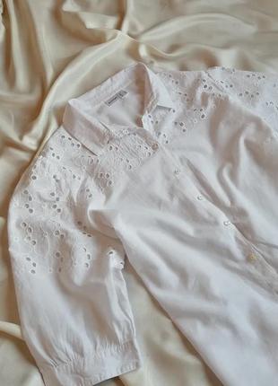 Красива біла блуза з об'ємними рукавами