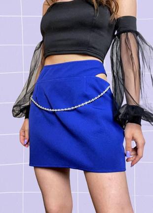 Короткая синяя мини юбка с вырезами и цепью1 фото