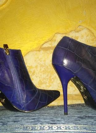 Ботинки красивого синего цвета,кожаные, на шпильке1 фото