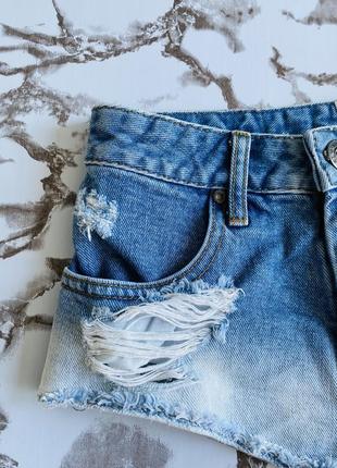 Рваные джинсовые шорты с декором3 фото