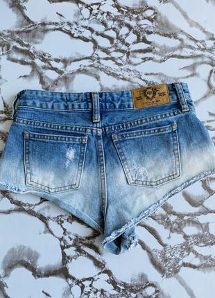 Рваные джинсовые шорты с декором2 фото