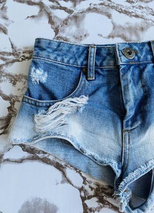 Рваные джинсовые шорты с декором4 фото