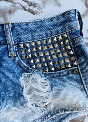 Рваные джинсовые шорты с декором5 фото