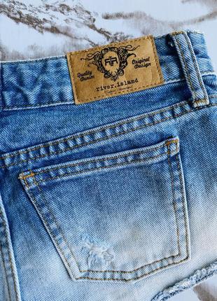 Рваные джинсовые шорты с декором7 фото