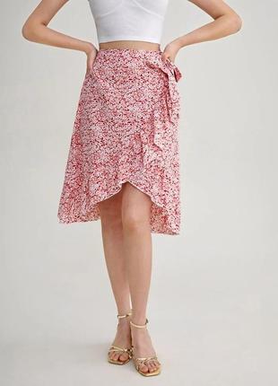 Легкая приятная юбка в цветочный принт с воланом