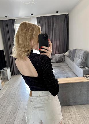 Блестящая кофточка с открытой спиной