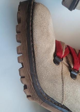 Фірмові стильні бежеві замшеві черевики на шнуровці на тракторній підошві2 фото