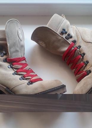 Фірмові стильні бежеві замшеві черевики на шнуровці на тракторній підошві9 фото