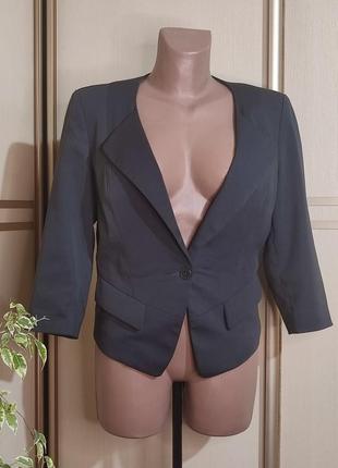 Жіночий модельний приталений піджак
