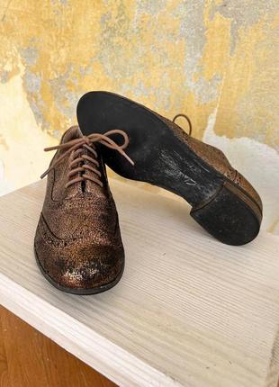 Позолоченные туфли clarks на низком каблуке8 фото