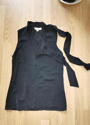 Шёлковая блуза чёрного цвета с лентой на завязках без рукавов на лето