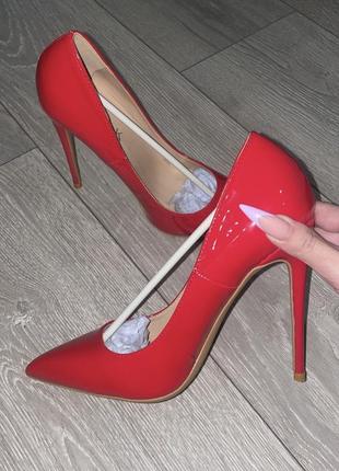 Женские красные лаковые туфли2 фото