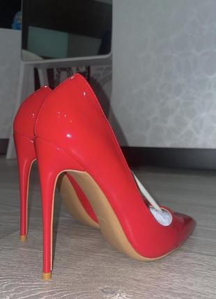Женские красные лаковые туфли4 фото