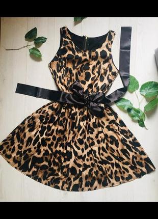 Платье с модным леопардовым  рисунком