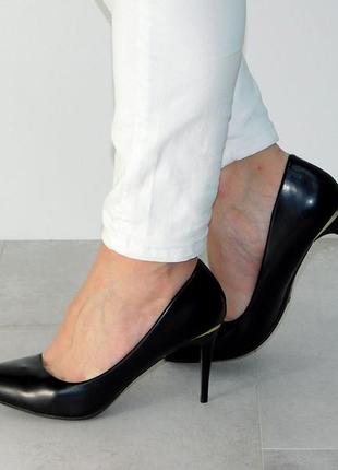 Чорні туфлі човники на невеликій шпильці жіночі класика