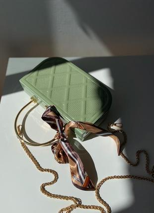 Каркасная фисташковая сумочка клатч с цепочкой и платком твилли1 фото