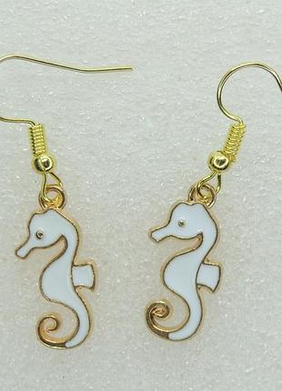 Сережки liresmina jewelry сережки гачок (петля) морський коник емаль 4 см золотисті довгі сережки