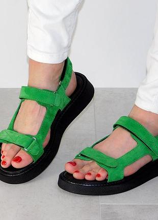 Стильные замшевые босоножки зеленого цвета женские