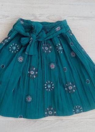 Милая зеленая изумрудная юбка с вышивкой на рост 98 см 3 года3 фото