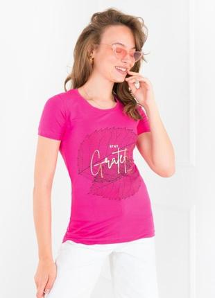 Стильная розовая малиновая яркая футболка с рисунком принтом