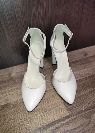 Бежевые туфли на высоком каблуке