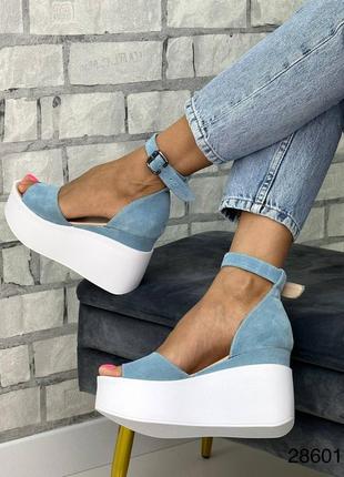Босоножки голубые на платформе