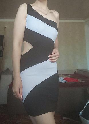 Платье на одно плечо