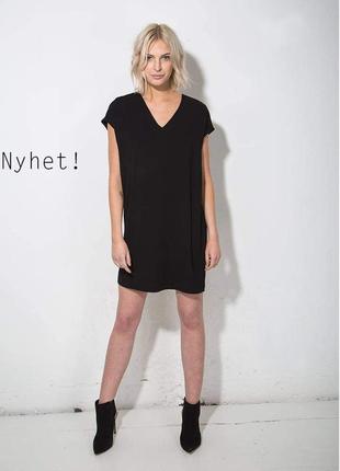 Короткое платье ровного кроя.