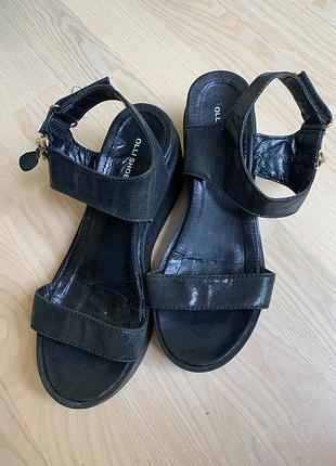 Шкіряні босоніжки