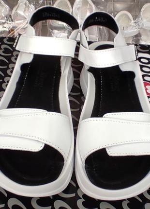 Жіночі шкіряні босоніжки сандалії білі на платформі4 фото