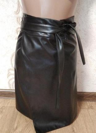 Красивая мини юбка на запах из экокожи1 фото