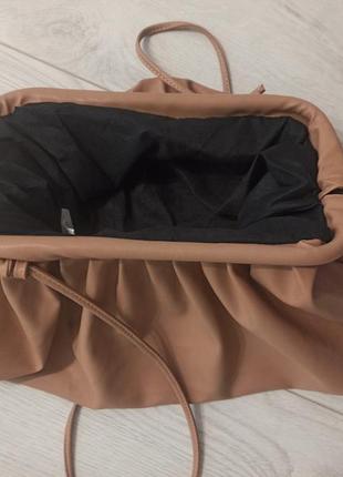 Сумка мешок, сумка пельмень бежевого цвета.4 фото
