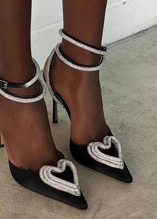 Жіночі чорні туфлі з сердечком