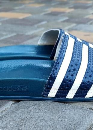 Шлепанцы adidas.