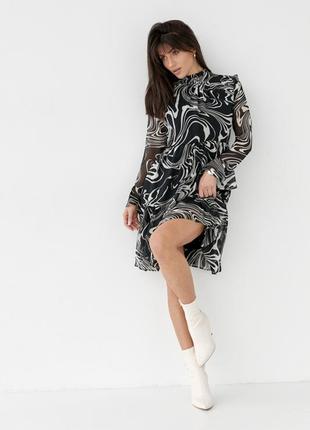 Шифоновое платье с абстрактным рисунком и оригинальным рукавом3 фото