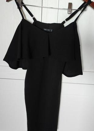 Класична чорна сукня з воланами