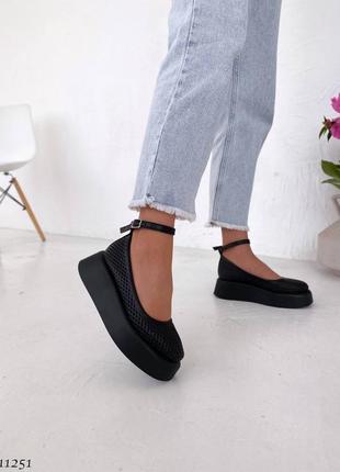 Туфлі на танкетці з перфорацією чорні білі шкіряні