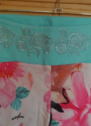 Шикарные брюки sassofono в цветочный принт! широкие лампасы+кружево!6 фото